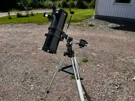 Teleskop med f/10 som används för att observera planeter som Jupiter och Saturnus