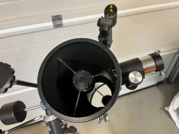 Reflektor teleskop på stativ – exempel på astronomiutrustning 2025